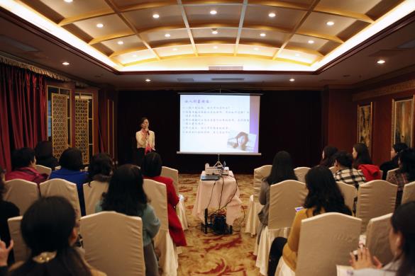 匯鴻集團工會聯合會組織女職工參加“魅力形象塑造”講座